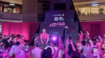 Shocking Pink! Caren Delano Pamerkan 150 Gaya Busana di Fashion Show Abracadabra