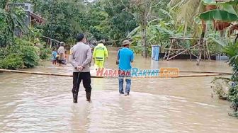 Banjir Belum Surut, Warga Pamotan Pangandaran Tutup Akses Jalan