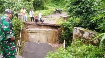 Jembatan Penghubung Desa Plompong-Wanareja Kec. Sirampog Brebes Ambruk