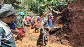 Material Longsor Tutupi Jalan dan Rusak Garasi Mobil di Ciamis