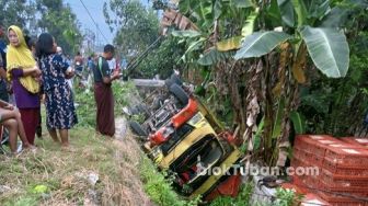 Sopir Mengantuk, Truk Pengangkut Ayam Terguling di Tuban Rugi Belasan Juta