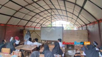 Berbulan-bulan Puluhan Siswa SD di Tasikmalaya Belajar di Tenda Darurat, Pemerintah di Mana?