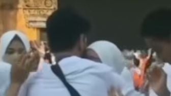 Viral Video Lesti Kejora Menangis Dipelukan Ayah di Depan Ka'bah, Netizen: Kerasa Banget Nangisnya Sampai Sini