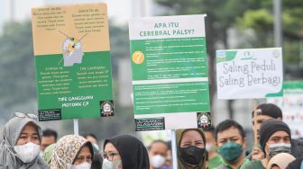 Sejumlah anggota Rumah Celebral Palsy Indonesia melakukan aksi di kawasan Bunderan Hotel Indonesia, Jakarta, Minggu (9/10/2022). [ANTARA FOTO/Asprilla Dwi Adha/foc] 