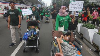 Sejumlah anggota Rumah Celebral Palsy Indonesia melakukan aksi di kawasan Bunderan Hotel Indonesia, Jakarta, Minggu (9/10/2022). [ANTARA FOTO/Asprilla Dwi Adha/foc] 