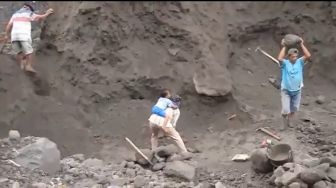 Ramai Ibu-ibu Keruk Pasir sambil Gendong Anak di Tempat Penambangan, Videonya Mengandung Bawang