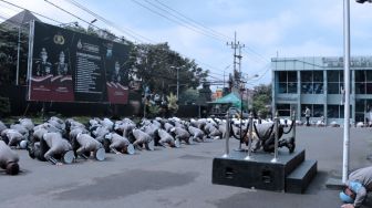Aksi Polisi Sujud Massal Minta Maaf Terkait Tragedi Kanjuruhan, Akademisi: Lebay dan Tidak Perlu