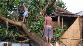 Puting Beliung Terjang Puluhan Rumah di Lombok Timur, Polisi : Untung Tidak Ada Korban Jiwa