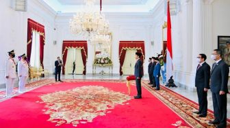 Presiden Joko Widodo resmi melantik pasangan Gubernur Daerah Istimewa Yogyakarta (DIY) Sri Sultan Hamengku Buwono X dan Wakil Gubernur DIY KGPAA Paku Alam X di Istana Negara, Jakarta pada Senin (10/10/2022). [Foto: Laily Rachev - Biro Pers Sekretariat Presiden]