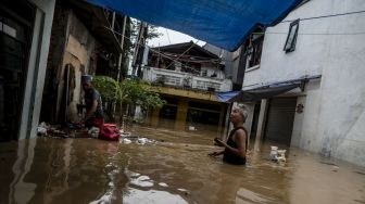 Banjir di Tanjung Barat Mulai Surut, Warga Langsung Bersih-bersih
