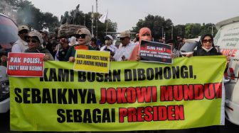 Massa yang tergabung dalam Gerakan Nasional Pembela Rakyat (GNPR) menggelar aksi unjuk rasa di kawasan Patung Kuda, Jakarta Pusat, Senin (10/10/2022). [Suara.com/Alfian Winanto]
