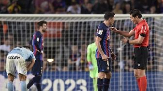 Dominasi Barcelona baru berbuah hasil pada menit ke-17. Pedri sukses membawa Blaugrana unggul 1-0 setelah melepaskan tembakkan akurat dari jarak dekat. (AFP)