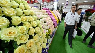 Pengunjung melihat beragam bunga yang ditampilkan dalam pameran Expo Flor Ekuador 2022 di Metropolitan Convention Center, Quito, ekuador, Jumat (7/10/2022). [RODRIGO BUENDIA / AFP]