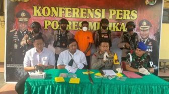 Tersangka Pembunuhan Sadis Mimika Sembunyi di Atas Plafon Rumah