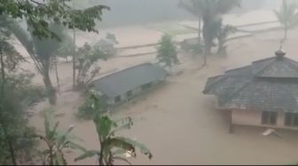 Detik-detik Bangunan Pondok di Lebak Hanyut Akibat Diterjang Banjir, Kalak BPBD Lebak: 2 Jembatan Terputus