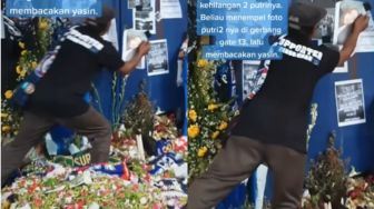 Ikut Sedih, Bapak Ini Pasang Foto Sang Putri di Pintu 13 Stadion Kanjuruhan