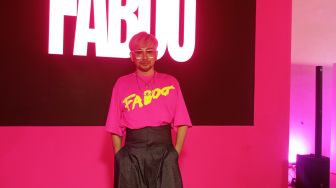 Identik Dengan Feminin, Caren Delano Ingin Buktikan Warna Pink Bisa Untuk Laki-Laki