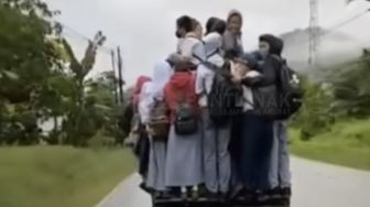 Siswa di Mempawah Bertumpuk Tumpangi Pick Up Demi Sekolah, Warga Singgung Mobil Dinas Rp 2 Miliar: Dimana Hati Nurani?
