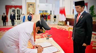 Presiden Joko Widodo resmi melantik pasangan Gubernur Daerah Istimewa Yogyakarta (DIY) Sri Sultan Hamengku Buwono X dan Wakil Gubernur DIY KGPAA Paku Alam X di Istana Negara, Jakarta pada Senin (10/10/2022). [Foto: Laily Rachev - Biro Pers Sekretariat Presiden]