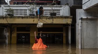 Banjir di Kawasan Kembangan Utara Akibat Luapan Kali Pesanggrahan Telah Surut