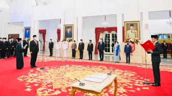 Presiden Joko Widodo melantik Hendrar Prihadi sebagai Kepala Lembaga Kebijakan Pengadaan Barang/Jasa Pemerintah (LKPP) di Istana Negara, Jakarta, Senin (10/10/2022). [Foto: Laily Rachev - Biro Pers Sekretariat Presiden]