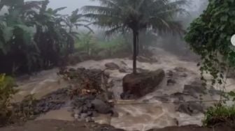 Video Viral Jembatan Desa Pekuncen Banyumas Hanyut Diterjang Banjir, Akses Dua Wilayah Terputus