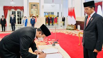 Presiden Joko Widodo melantik Hendrar Prihadi sebagai Kepala Lembaga Kebijakan Pengadaan Barang/Jasa Pemerintah (LKPP) di Istana Negara, Jakarta, Senin (10/10/2022). [Foto: Laily Rachev - Biro Pers Sekretariat Presiden]