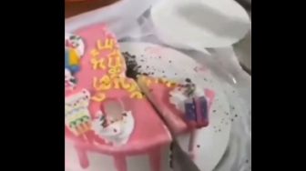 Ngakak, Saking Kerasnya Motong Kue Tart Ini Harus Sampai Digetok