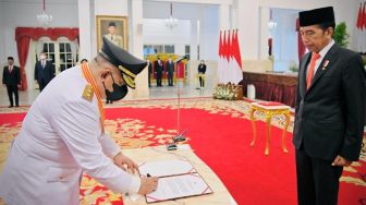 Presiden Joko Widodo resmi melantik pasangan Gubernur Daerah Istimewa Yogyakarta (DIY) Sri Sultan Hamengku Buwono X dan Wakil Gubernur DIY KGPAA Paku Alam X di Istana Negara, Jakarta pada Senin (10/10/2022). [Foto: Laily Rachev - Biro Pers Sekretariat Presiden]