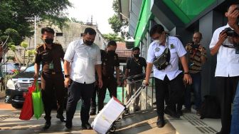 Tim Kejaksaan Negeri (Kejari) Jakarta Selatan membawa berkas kasus pembunuhan berencana terhadap Brigadir J ke Pengadilan Nasional (PN) Jakarta Selatan, Jakarta, Senin (10/10/2022). [.ANTARA FOTO/Reno Esnir/rwa].