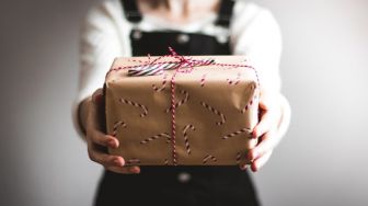 3 Sikap yang Menunjukkan Seseorang Tidak Tulus dalam Memberi Hadiah