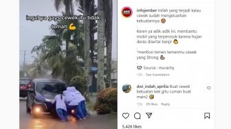 Bukti Cewek Tak Lemah, Gerombolan Perempuan Ini Bantu Dorong dan Angkat Mobil Terjebak Banjir