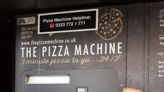 Penasaran Jajal Vending Machine Pizza, Pria Ini Terkejut dengan Hasilnya