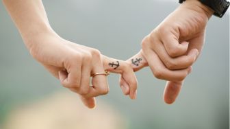 10 Tanda Pasangan Melakukan Love Bombing, Jangan Mau Dimanipulasi!