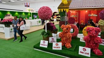 Pengunjung melihat beragam bunga yang ditampilkan dalam pameran Expo Flor Ekuador 2022 di Metropolitan Convention Center, Quito, ekuador, Jumat (7/10/2022). [RODRIGO BUENDIA / AFP]