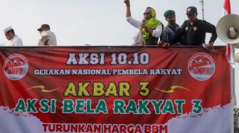 Massa yang tergabung dalam Gerakan Nasional Pembela Rakyat (GNPR) menggelar aksi unjuk rasa di kawasan Patung Kuda, Jakarta Pusat, Senin (10/10/2022). [Suara.com/Alfian Winanto]