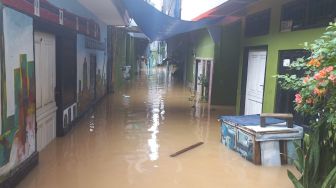 Banjir Capai 1,75 Meter, Warga Kebon Pala Jaktim Tetap Bertahan di Lantai 2 Rumah