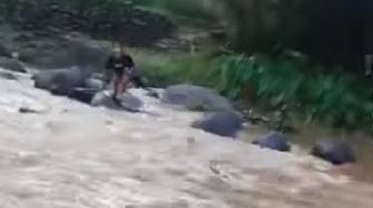 Viral Perjuangan Kurir Antar Barang Pelanggan ke Pelosok Lebak, Antar Paket ke Sebenrang Sungai