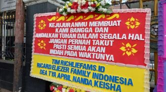 Jelang Sidang Ferdy Sambo Cs, PN Jaksel Ramai Karangan Bunga Ucapan Semangat untuk Bharada E