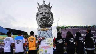 Sejumlah Atlet Bulu Tangkis Tabur Bunga dan Kirim Doa di Stadion Kanjuruhan
