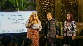 (kiri ke kanan) Sekretaris ASEPHI Baby Jurmawati, Ketua umum BPP Asephi Dr.H. muchsin ridjan SE, MM, dan Direktur PT mediatama binakreasi Umi noor wijiati saat peluncuran dan konferensi pers INACRAFT on OCTOBER di Jakarta Pusat, Selasa (11/10/2022). [Suara.com/Alfian Winanto]