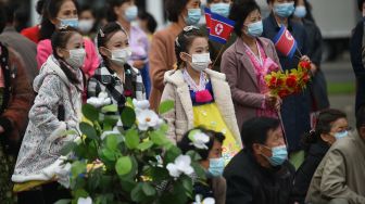 Orang-orang berkumpul untuk memberi penghormatan di depan patung pemimpin Korea Utara Kim Il Sung dan Kim Jong Il di Bukit Mansu, Pyongyang, Korea Utara, Senin (10/10/2022). [KIM Won Jin / AFP]