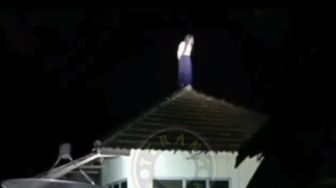 Horor Video Cewek Berdiri di Atap Rumah Diduga Kesurupan Kuntilanak, Nama David Copperfield Keseret-seret