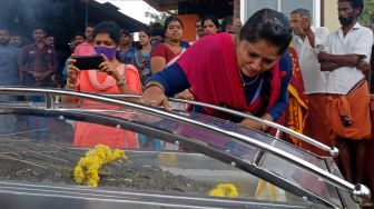 Tangis Warga India Iringi Pemakaman Sang Buaya Suci, Babiya