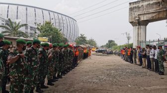 Aparat gabungan dikerahkan saat pembersihan bedeng di jalur KA lintas Jakarta Kota-Tanjung Priok di KM 5+200 s/d. 5+900 atau di sekitar Jakarta International Stadium (JIS) dibersihkan. [Foto Dok. PT KAI Daop 1 Jakarta]