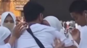 Pergi ke Tanah Suci, Lesti Kejora Menangis Sambil Peluk Ayahnya di Depan Kabah