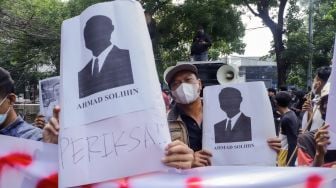 Massa Aliansi Masyarakat untuk Demokrasi (Almadea) menggelar aksi unjuk rasa di depan gedung Kementerian Perhubungan, Jakarta Pusat, Selasa (11/10/2022). [Suara.com/Alfian Winanto]
