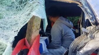 Mobil APV Oleng di Bypass IB Mantra, Pengendara Terjepit Kabin Mobil