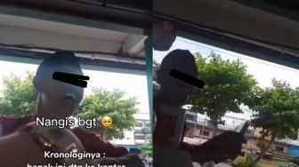 Kena Tipu Beli HP, Bapak ini Tetap Senyum Meski Dapat Ponsel Replika Pajangan Toko