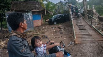 Sejumlah pengendara roda dua antre saat akan melintasi jembatan sementara di Sukajaya, Lebak, Banten, Selasa (11/10/2022).  ANTARA FOTO/Muhammad Bagus Khoirunas